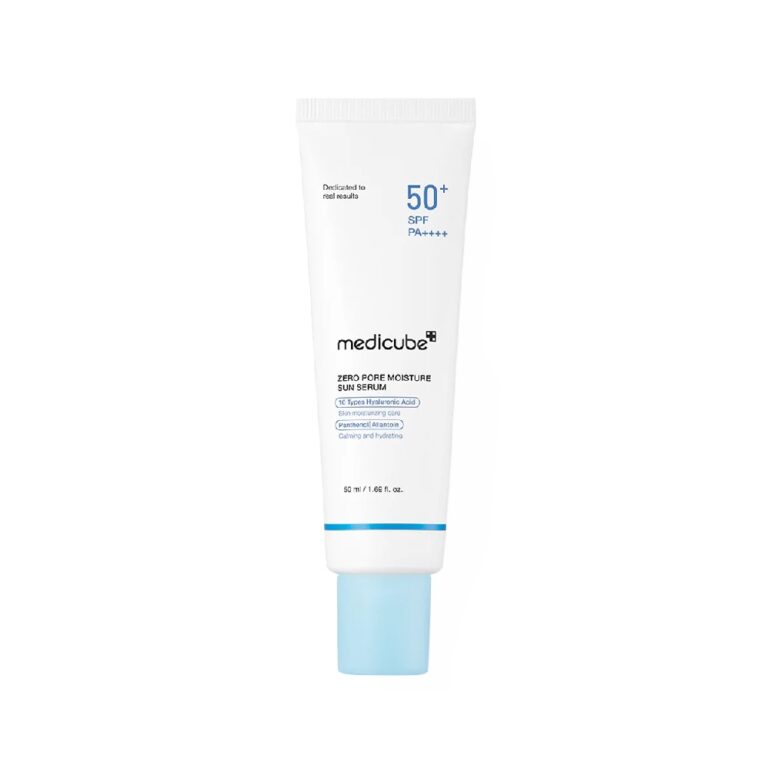 En hvid tube med Medicube - Zero Pore Moisture Sun Serum med blå hætte står oprejst på en hvid baggrund med branding og detaljer som SPF 50+ PA++++ og serumets fordele i elegant sort og blå tekst.