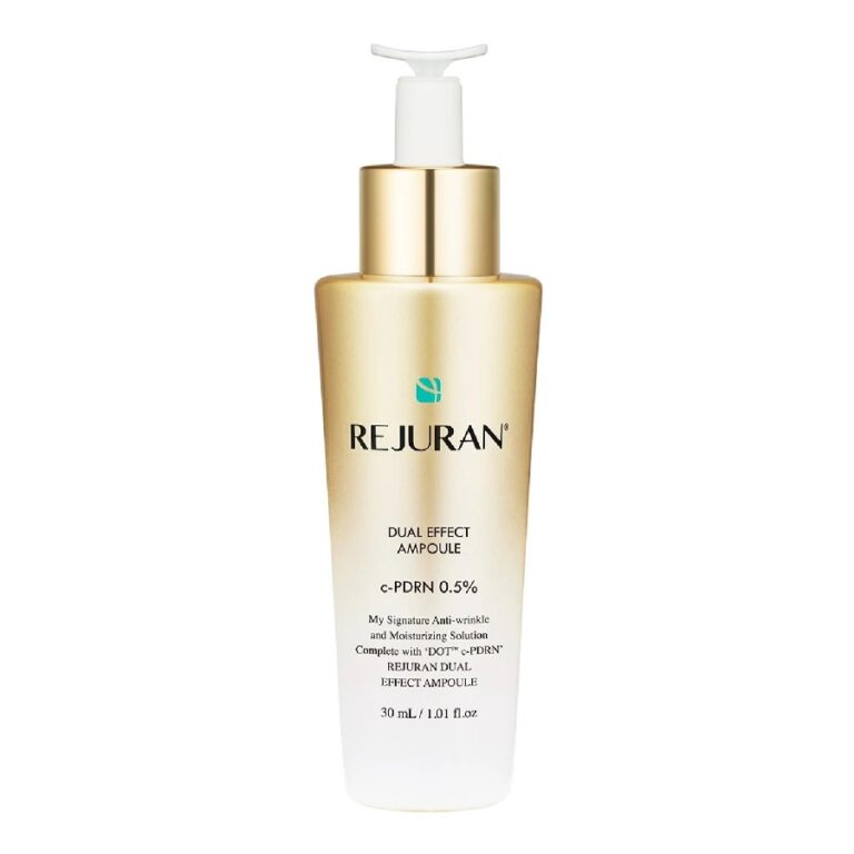 En guld- og hvid pumpeflaske med påskriften »Rejuran – Dual Effect Ampoule« indeholder 30 ml (1,01 fl. oz) rynkeforebyggende og fugtgivende opløsning med 0,5 % c-PDRN.