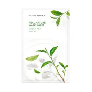 En pakke Nature Republic – Real Nature Sheet Mask Green Tea med et motiv af grønne teblade og vanddråber på hvid baggrund.