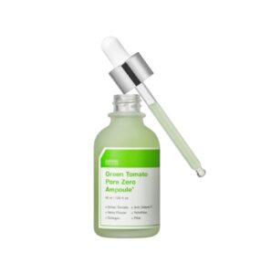 En grøntfarvet dråbeflaske med etiketten »Green Tomato Pore Zero Ampoule« og en dråbetæller med sølvfarvet hætte på toppen, der indeholder et lysegrønt serum.