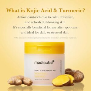 En krukke med Medicube - Kojic Acid Turmeric Pads står ved siden af gurkemeje- og ingefærrødder med en tekst, der fremhæver de revitaliserende antioxidante fordele ved Kojic Acid og gurkemeje for kedelig eller stresset hud.