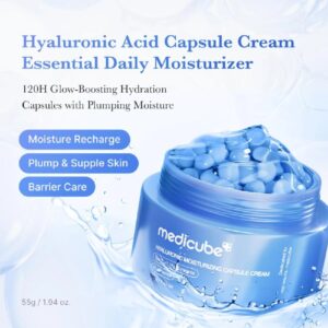 En åben blå krukke med Medicube - Hyaluronic Moisturizing Capsule Cream afslører blå fugtgivende kapsler. Teksten fremhæver genopladning af fugt, fyldig og smidig hud og barrierepleje mod en lyseblå baggrund med vandsprøjt.