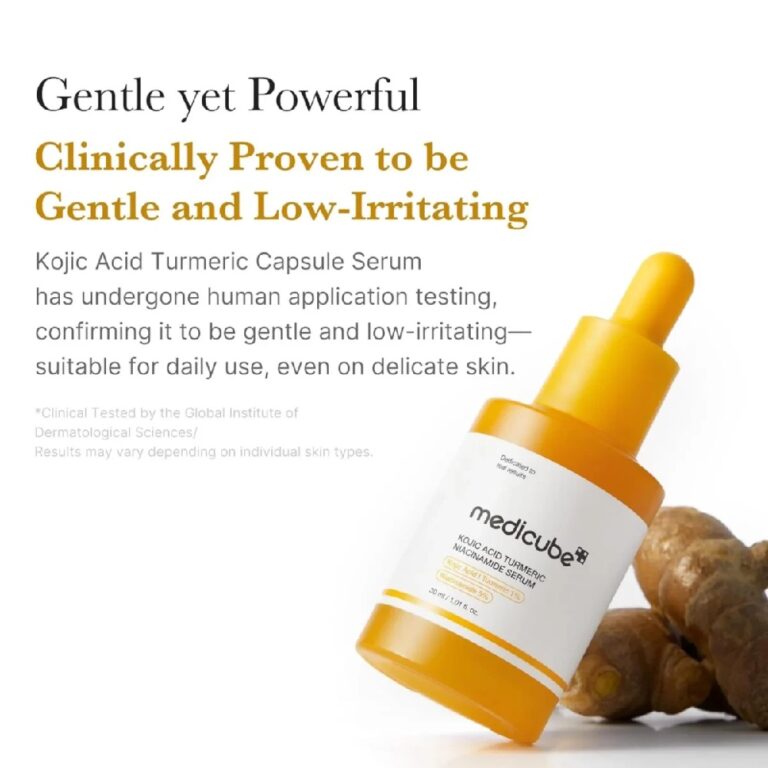En gul dråbeflaske mærket Medicube - Kojic Acid Turmeric Niacinamide Serum er vist ved siden af gurkemejerødder. Teksten fremhæver den milde, irritationsfattige formel med klinisk dokumenteret kojisyre, gurkemeje og niacinamid.