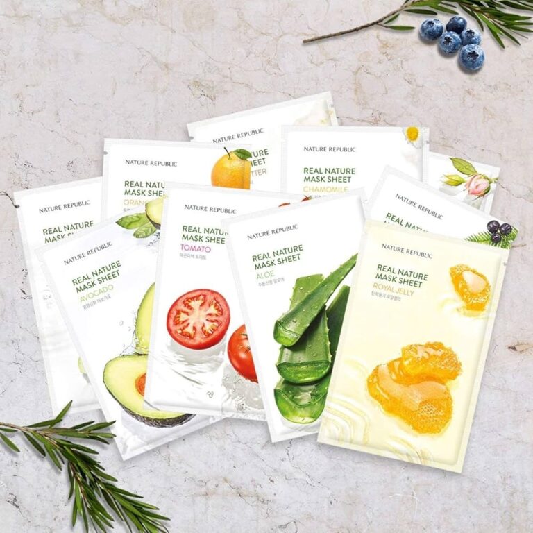 Nature Republic - Real Nature Sheet Mask Aloe vises på en lys baggrund med friske krydderurter og blåbær.