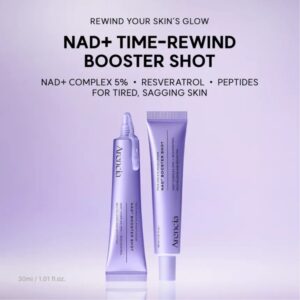 To lilla tuber med Arencia – NAD+ Booster Shot står oprejst på en lilla overflade, med produktoplysninger i sort tekst over dem på en lilla baggrund med farveovergang, der fremhæver den kraftfulde NAD+ Booster-formel.