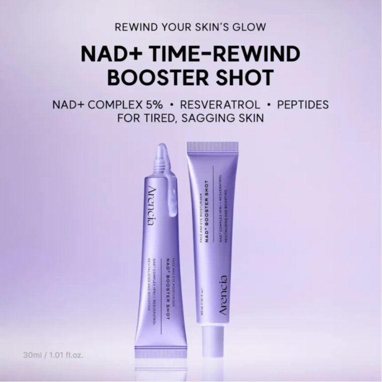 To lilla tuber med Arencia – NAD+ Booster Shot står oprejst på en lilla overflade, med produktoplysninger i sort tekst over dem på en lilla baggrund med farveovergang, der fremhæver den kraftfulde NAD+ Booster-formel.