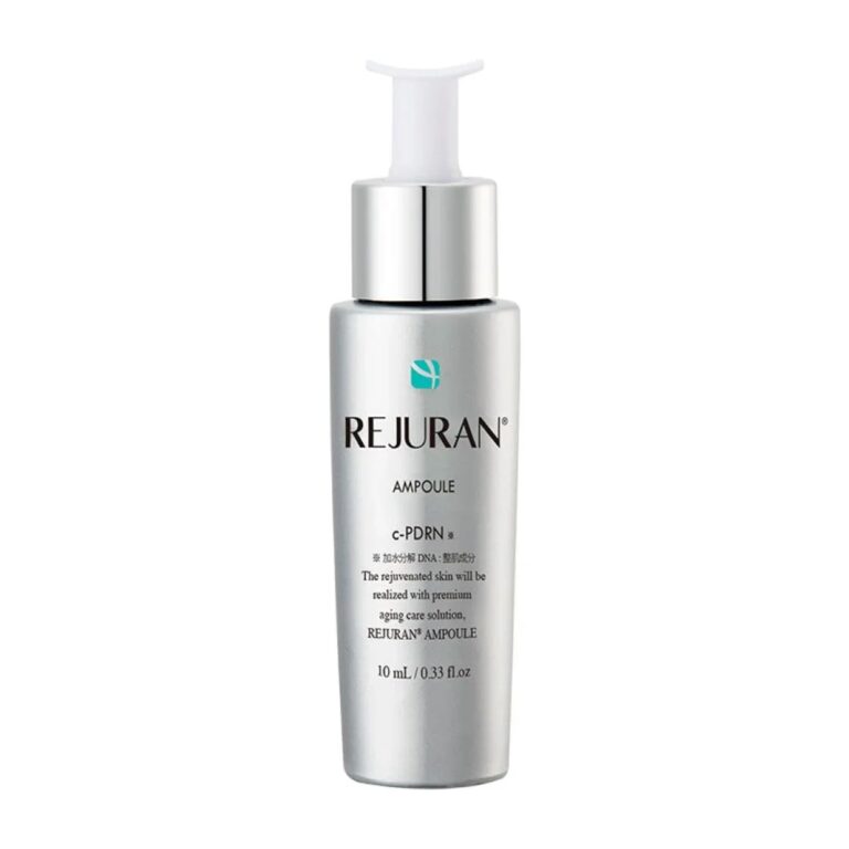 En sølvfarvet pumpeflaske med etiketten »Rejuran – Turnover Ampoule«, en 10 ml anti-aging hudplejeløsning med c-PDRN, ses på en hvid baggrund.