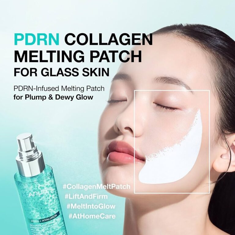 Nærbillede af en kvinde med ren hud, der har et gennemsigtigt Anua – PDRN Collagen Melting Patch på kinden. I hjørnet står en flaske serum. Teksten fremhæver, at plasteret giver fyldig, fugtig »glasskin«.