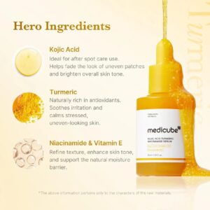 En gul flaske med Medicube - Kojic Acid Turmeric Niacinamide Serum hældes ud, med kojisyre til at bekæmpe ujævn hudtone, gurkemeje til antioxidanter og niacinamid og E-vitamin til at støtte hudbarrieren.