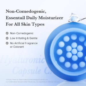 En blå og hvid beholder med Medicube - Hyaluronic Moisturizing Capsule Cream med klar gel på en spatel. Teksten fremhæver, at den er ikke-komedogen, lavirriterende og fri for kunstig duft eller farve - velegnet til alle hudtyper.