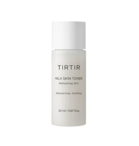En frostet flaske TIRTIR – Milk Skin Toner 20 ml har en hvid hætte og en minimalistisk etiket med teksten: »TIRTIR Milk Skin Toner – Forfriskende, fugtgivende • Beroligende, 20 ml / 0,67 fl. oz.«.